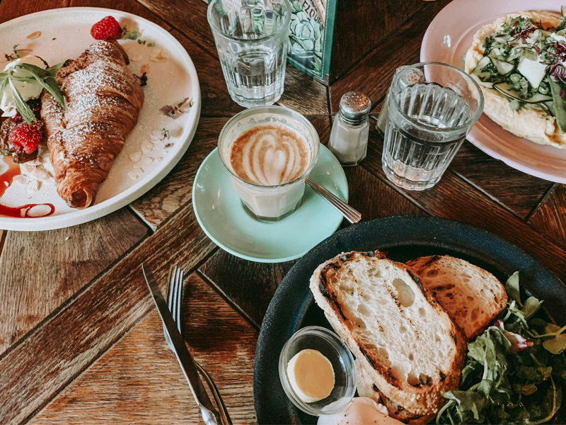 Brunch Tisch mit Gebäck und Kaffee